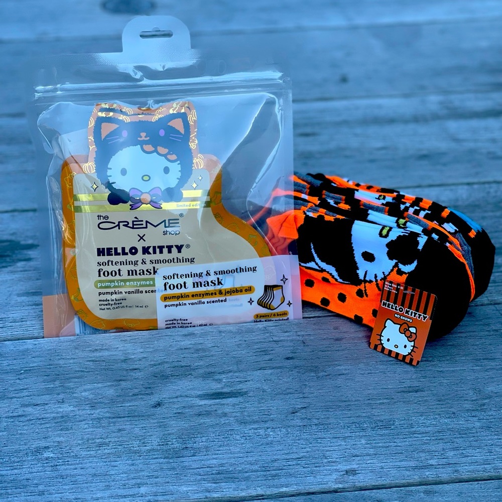 Crème shop x limited edition  hello kitty socks and pumpkin spice feet mask